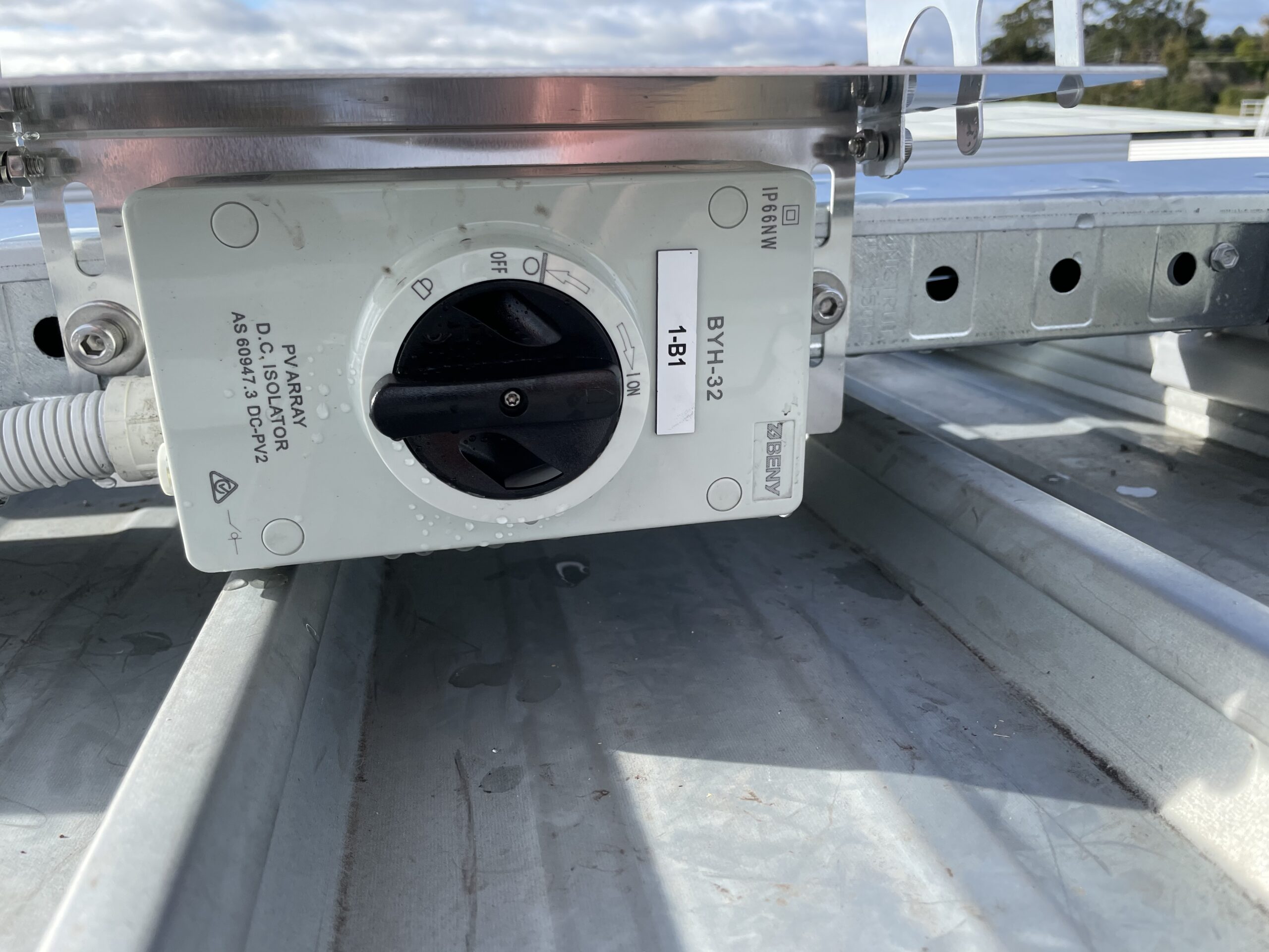 a working rooftop isolator 